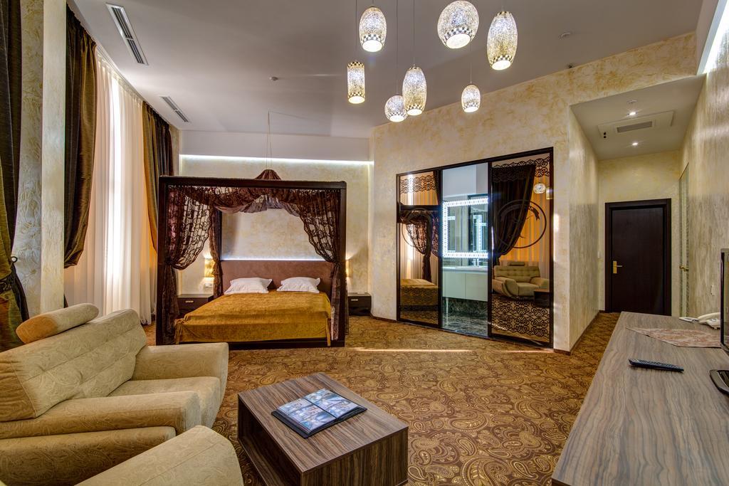Khan-Chinar Hotel นิปโปร ภายนอก รูปภาพ