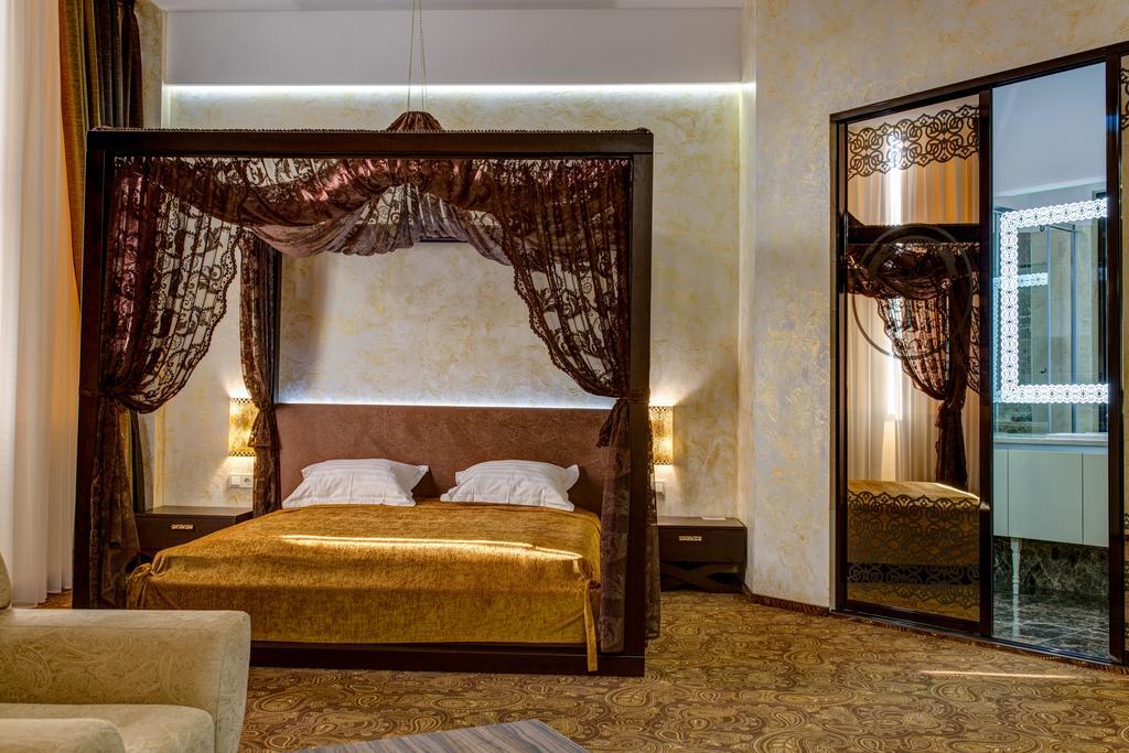 Khan-Chinar Hotel นิปโปร ภายนอก รูปภาพ