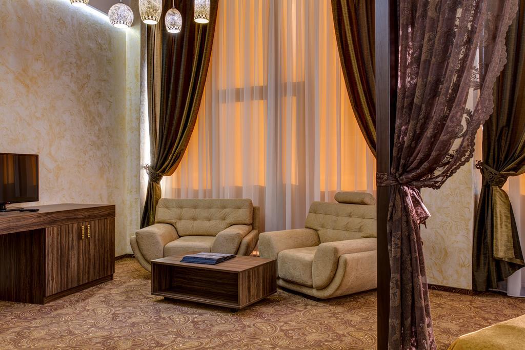 Khan-Chinar Hotel นิปโปร ภายนอก รูปภาพ