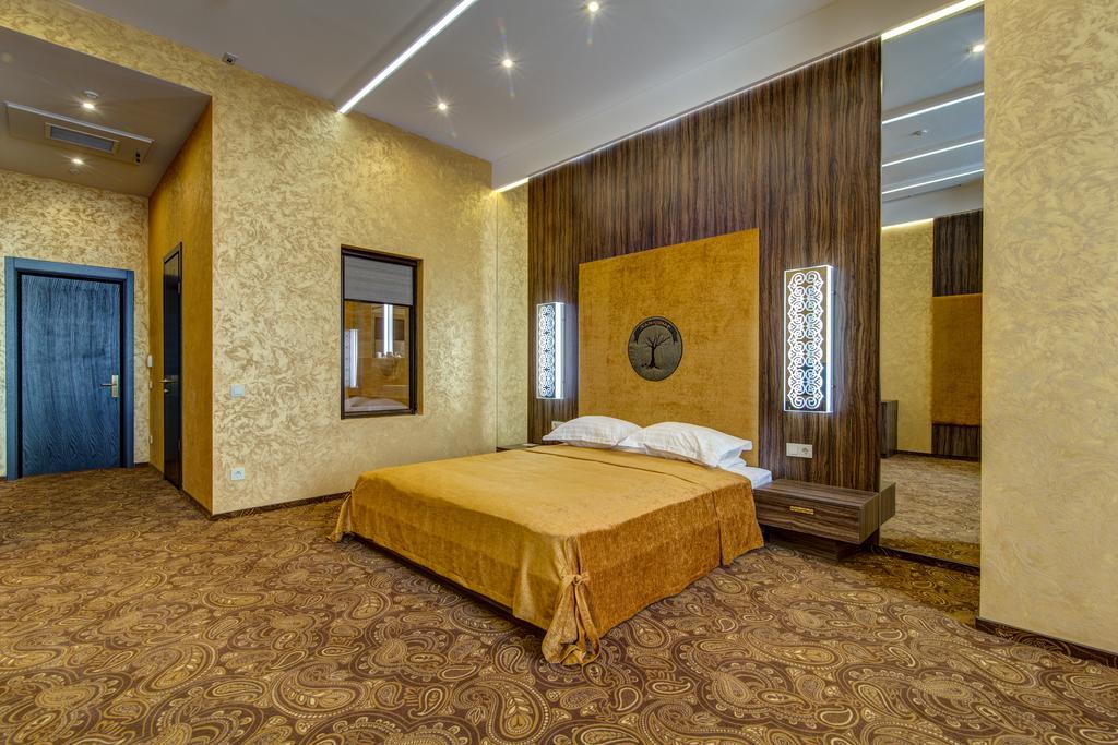 Khan-Chinar Hotel นิปโปร ภายนอก รูปภาพ