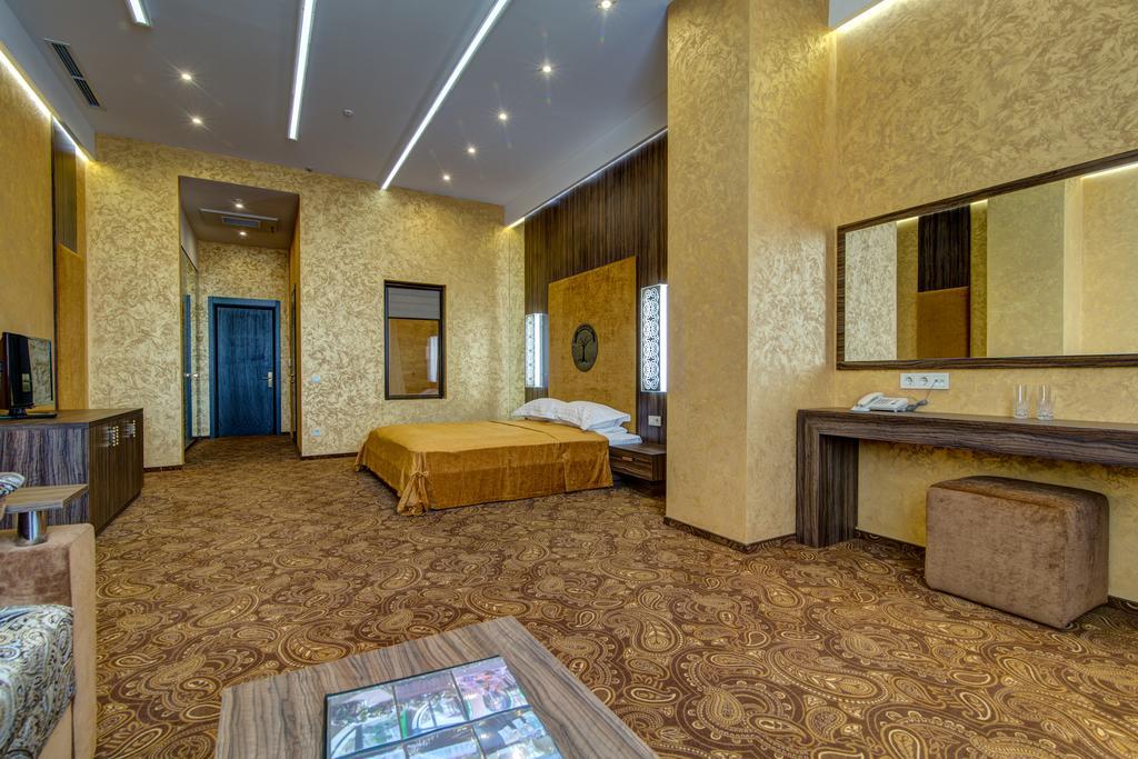 Khan-Chinar Hotel นิปโปร ภายนอก รูปภาพ