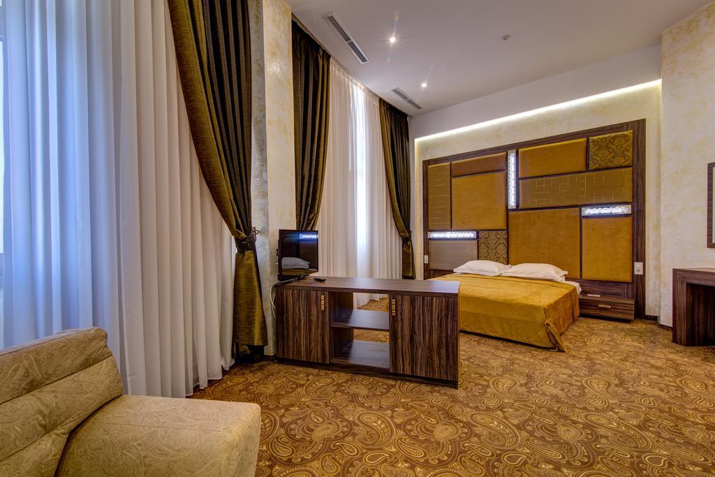 Khan-Chinar Hotel นิปโปร ภายนอก รูปภาพ